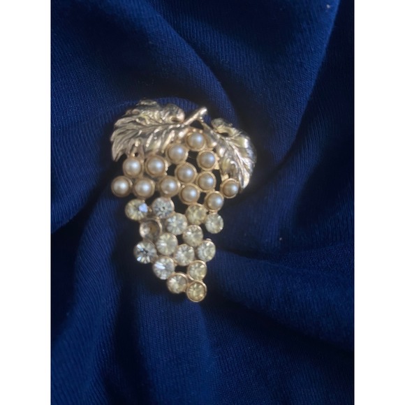Jewelry - Vintage Gold Tone Grape Cluster Brooch Faux Pearl Rhinestone Fruit Pin